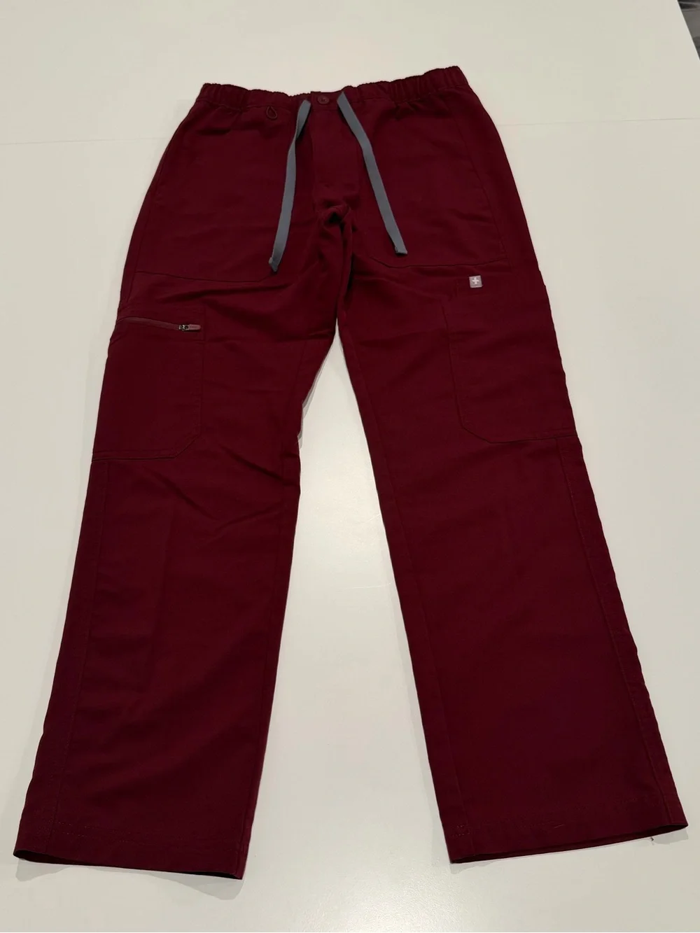 FIGS Men’s Cairo Cargo Scrub Pants Burgundy XS Short